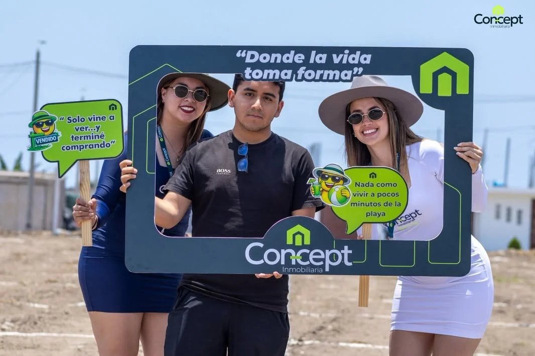 Cliente acompañado por asesoras de Concept Inmobiliario dentro del proyecto