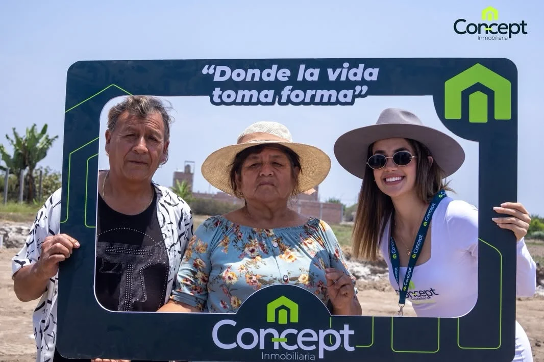 Familia acompañada por el equipo de Concept Inmobiliario durante una visita al proyecto