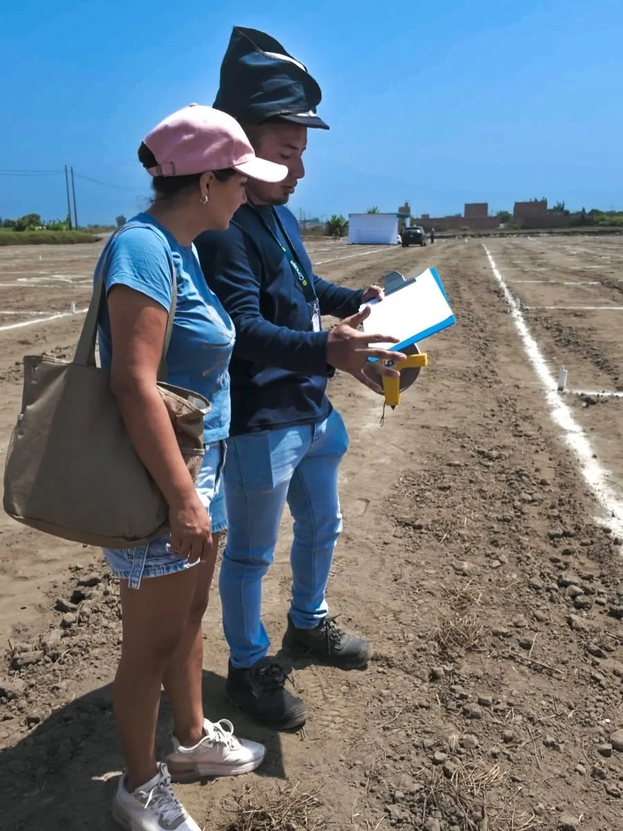Clienta recorriendo su lote junto al personal técnico de Concept Inmobiliario